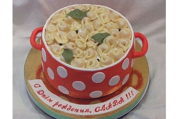 Кастрюля с пельменями